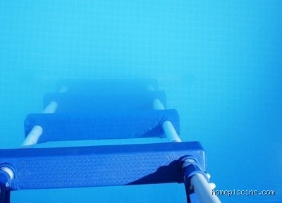Pourquoi l’eau de ma piscine est-elle trouble après le traitement anti-algues ? Comprendre ce brouillard laiteux persistant