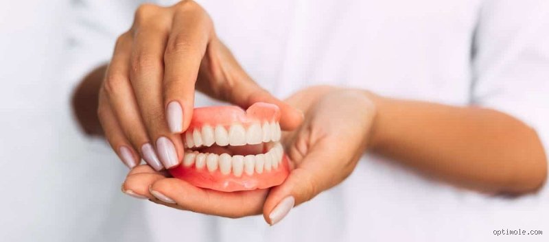 Comment tient réellement un dentier dans la bouche : Le secret de l'adhérence naturelle et artificielle