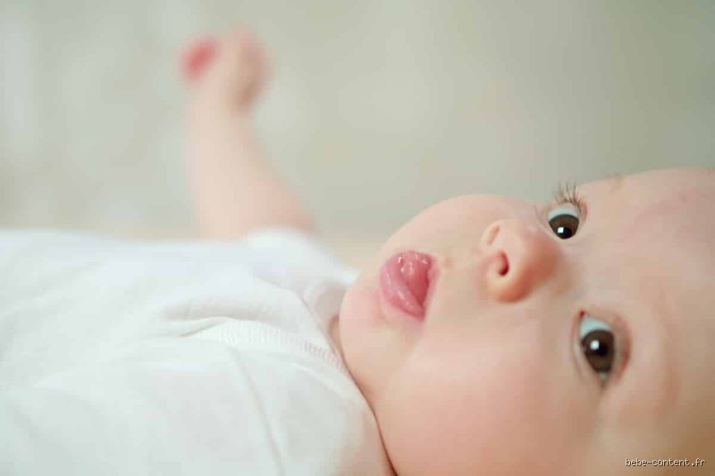 Pourquoi mon bébé tire toujours la langue ?