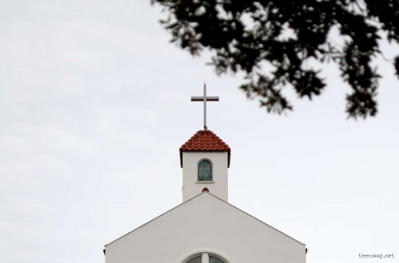 Sagt die Bibel, dass man nicht in die Kirche gehen muss oder fordert sie die Gemeinschaft
