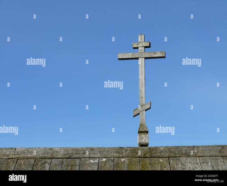 Was bedeutet ein Doppelkreuz auf einer Kirche?