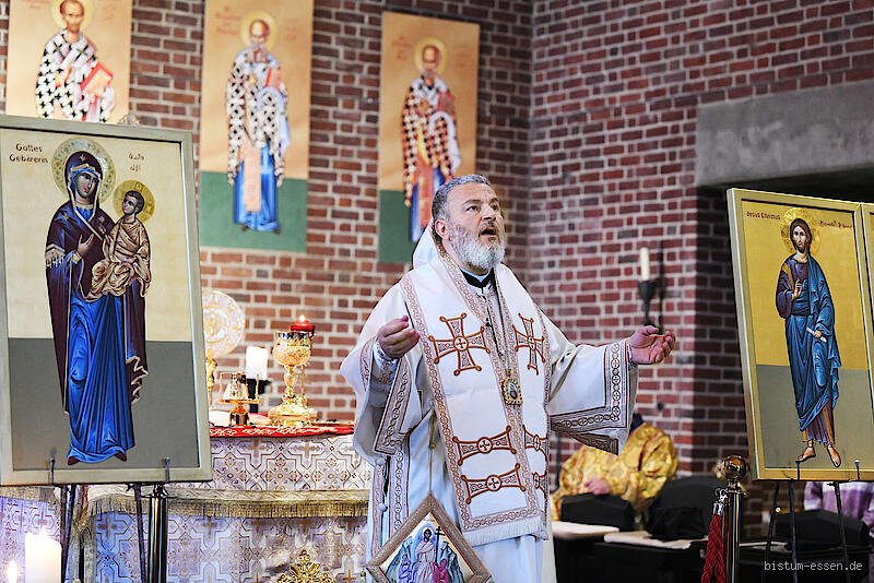 Mehr als nur Tischmanieren: Wie Orthodoxe vor dem Essen beten – und warum es dich umhauen wird!