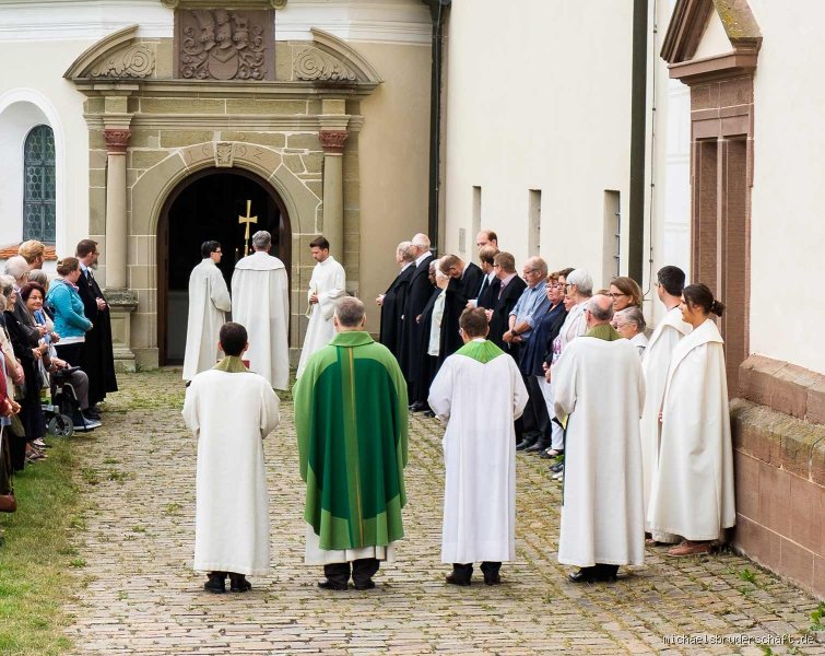 Wie heißen die Geistlichen in der evangelischen Kirche? Alles, was du darüber wissen solltest