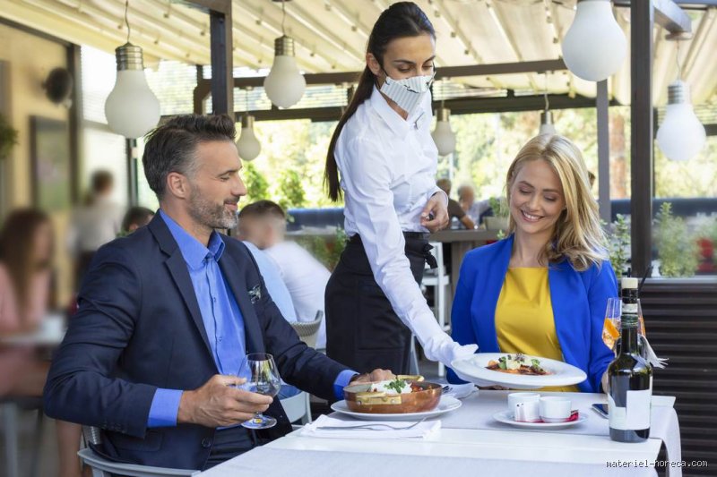 Comment servir un client à table : les gestes essentiels pour un service réussi