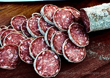 Qui est le créateur du saucisson ? Découvrez l'histoire de cette délicieuse tradition