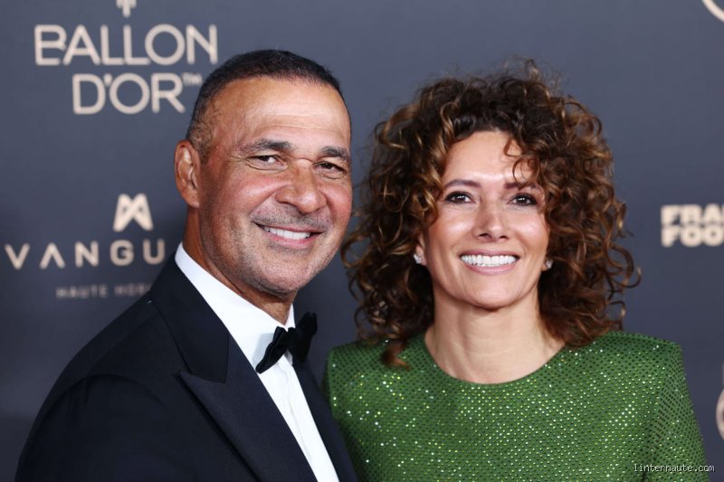 Qui est le présentateur du Ballon d'Or et comment incarne-t-il la plus prestigieuse des distinctions individuelles de football ?