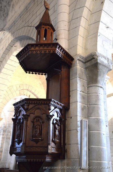 Où se trouve la chaire ? Découvrir sa place exacte dans l'architecture sacrée et académique