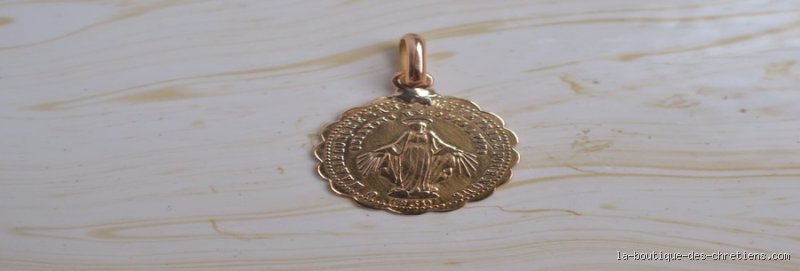 Quelle est la médaille miraculeuse pour les malades et pourquoi ce bijou ovale reste-t-il un remède spirituel indétrônable au XXIe siècle ?