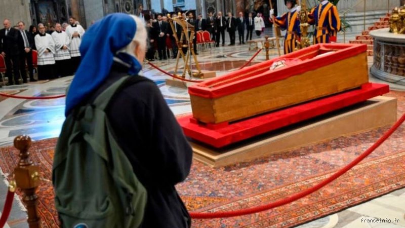 Quelle est la relation entre sœur Geneviève et le pape François ? Enquête sur une amitié singulière au sommet de l'Église