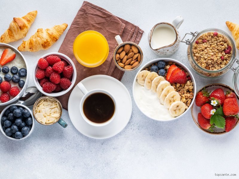 À quelle heure un diabétique doit-il prendre son premier repas le matin pour stabiliser sa glycémie et éviter les pics d'insuline ?