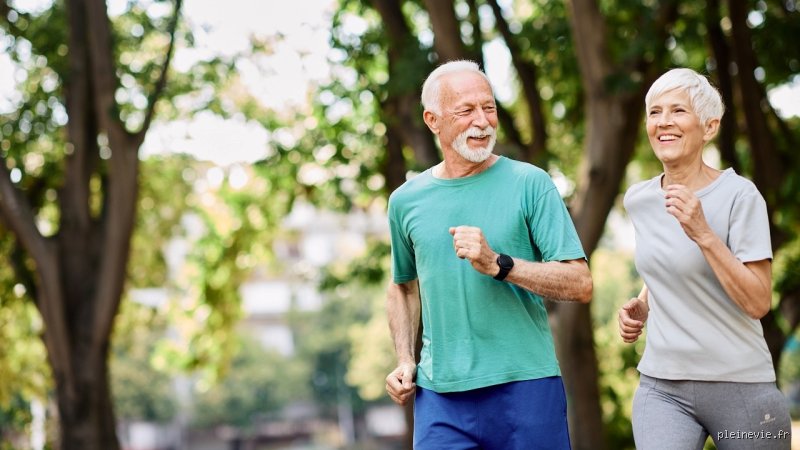 Combien de temps faut-il en moyenne à une personne de 65 ans pour parcourir un mile à pied : la vérité sur le terrain