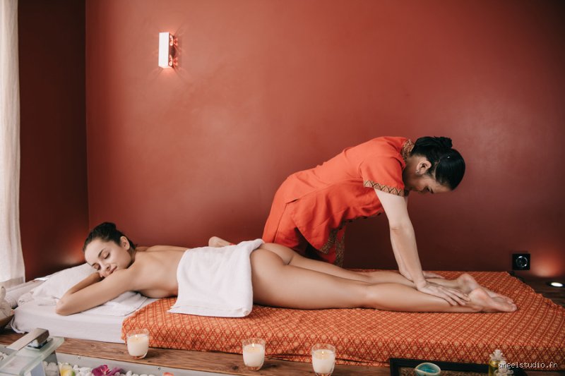 Combien de vêtements dois-je enlever pour un massage : le guide ultime pour briser la gêne et maximiser votre détente