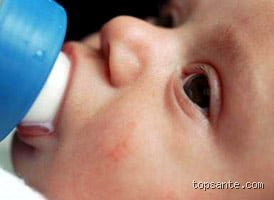 Comment savoir que bébé ne digère pas le lait ? Le guide complet pour reconnaître les vrais signaux sans paniquer