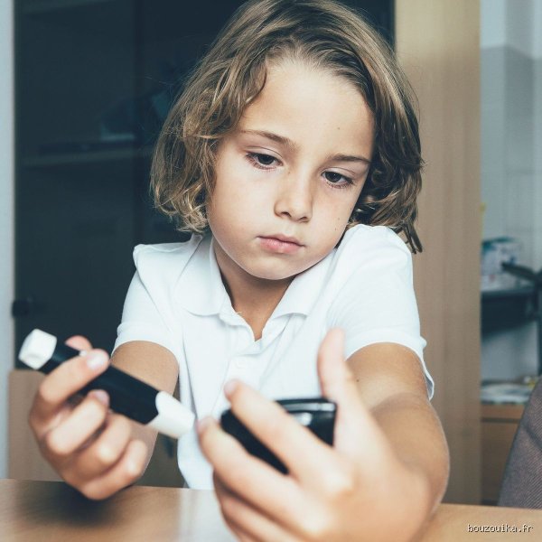 Comment soigner un enfant diabétique ? Le guide complet pour gérer la glycémie et le quotidien sans s’épuiser