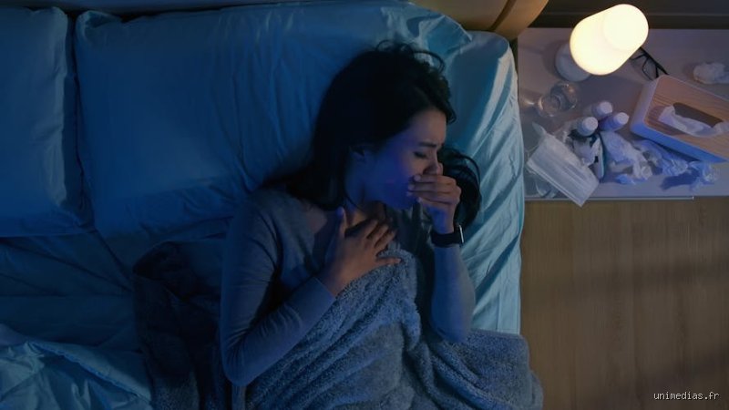 Comment stopper une toux en pleine nuit ? Les solutions médicales et astuces de grand-mère pour retrouver le sommeil immédiatement