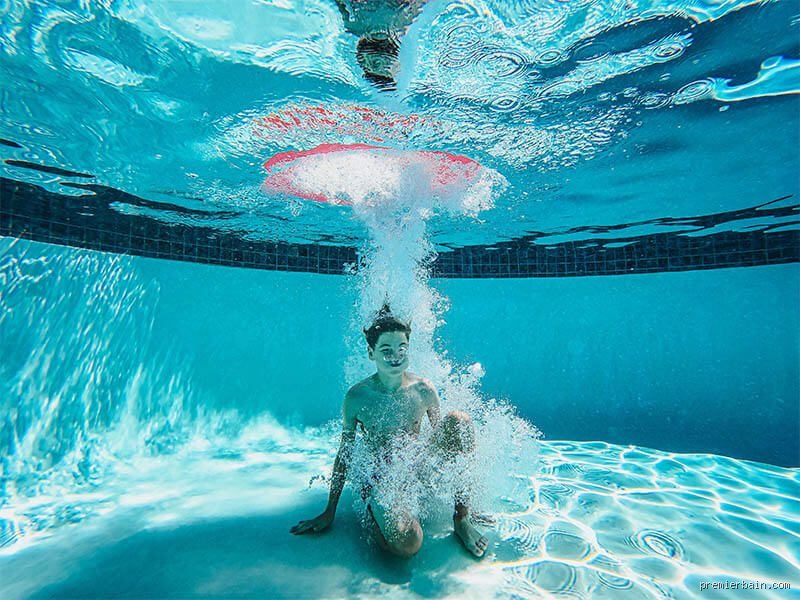 Est-ce bon pour la santé de nager dans une piscine chlorée ? Entre plaisir aquatique et cocktail chimique, la vérité sur votre bassin