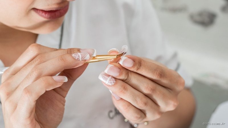 Est-ce dangereux de coller des faux ongles avec de la colle forte ?
