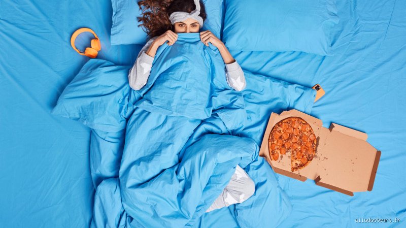 Est-ce mauvais de rester au lit toute la journée quand on est malade ? Le vrai verdict entre repos salvateur et sédentarité toxique
