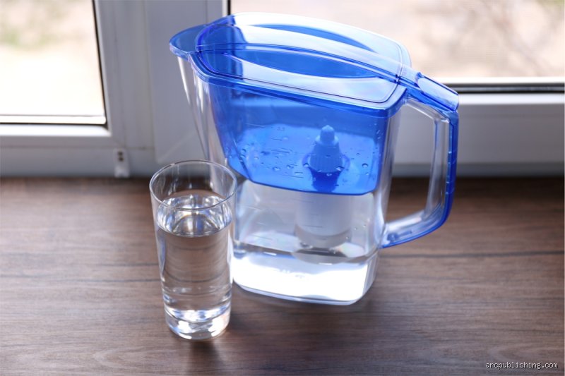 Est-ce qu'une carafe filtrante est efficace contre les PFAS ? La vérité sur les polluants éternels dans votre verre