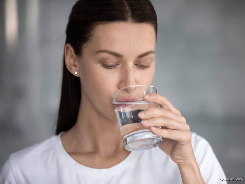 Est-ce que l'eau fait monter la glycémie ? La vérité scientifique sur l'hydratation et votre taux de sucre