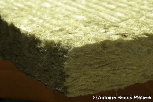 Est-ce que la laine de roche est cancérigène ? Le diagnostic sans filtre sur les risques réels et les fantasmes de ce matériau omniprésent