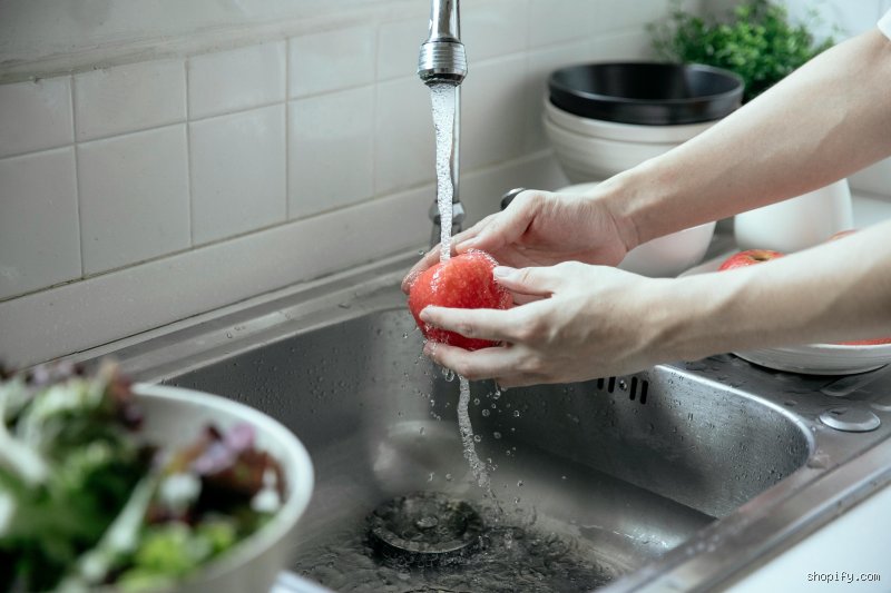 Est-il sans danger de boire l'eau du robinet chlorée ? Ce que cache réellement votre verre d'eau