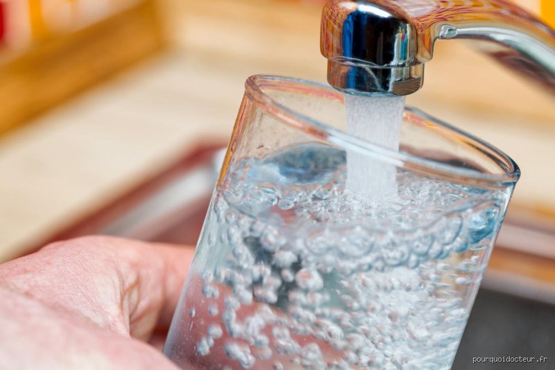 L'eau du robinet peut-elle provoquer le syndrome du côlon irritable ? La vérité scientifique sur les risques digestifs invisibles