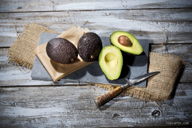 Les avocats sont-ils bons pour la santé de la prostate : l’assiette peut-elle vraiment sauver votre virilité et votre confort urinaire ?