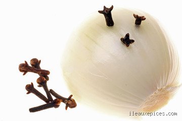 Les clous de girofle contenus dans un oignon peuvent-ils aider à soulager un rhume ou est-ce un simple mythe de grand-mère ?
