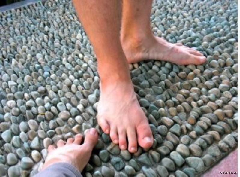 Marcher pieds nus fait-il baisser la glycémie  ?