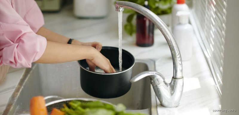 Pourquoi il ne faut absolument pas faire bouillir l'eau chaude qui sort du robinet : les risques cachés