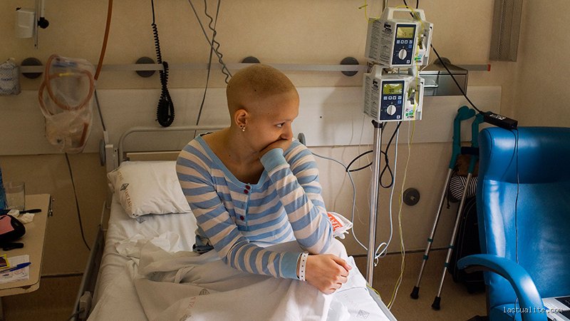 Pourquoi le médecin arrête-t-il la chimio ? Comprendre les raisons médicales, les paliers de toxicité et les nouveaux arbitrages thérapeutiques