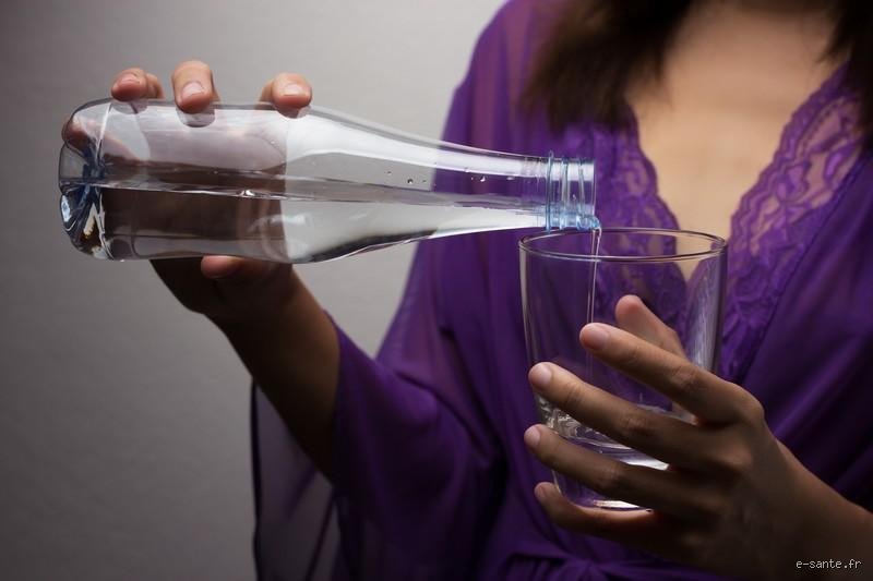 Pourquoi les filles boivent-elles de l'eau avant de faire l'amour ? Les secrets d'une hydratation stratégique pour le plaisir