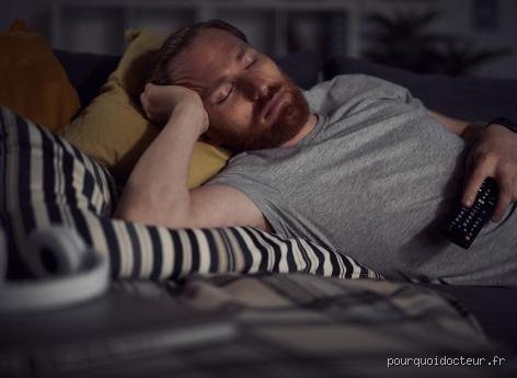 Pourquoi ne faut-il jamais dormir avec la télévision allumée ? Les sombres vérités sur votre sommeil saboté