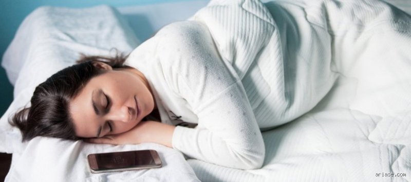 Pourquoi ne faut-il pas regarder son téléphone avant de dormir : les vérités cachées sur votre insomnie numérique