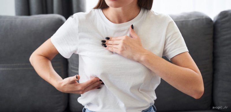 Pourquoi prend-on de la poitrine à la ménopause ? Comprendre les bouleversements de la silhouette après 50 ans