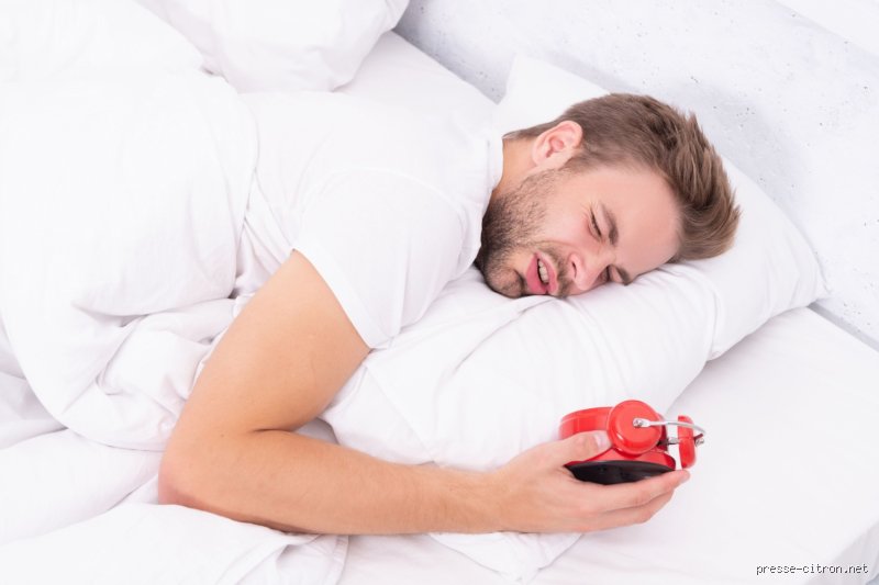 Pourquoi se réveille-t-on toujours entre 3h et 4h du matin ? Les mécanismes cachés de vos nuits hachées