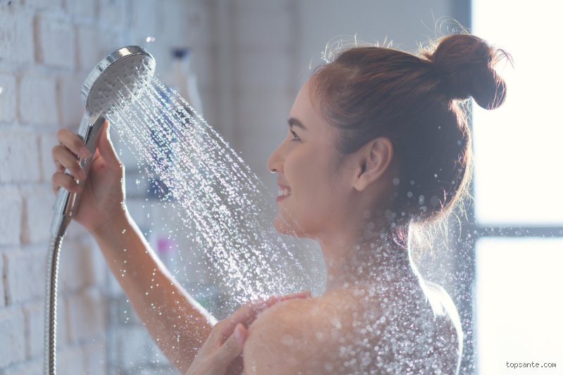 Puis-je prendre une douche 30 minutes après avoir mangé ? Enquête sur un vieux mythe qui nous colle à la peau