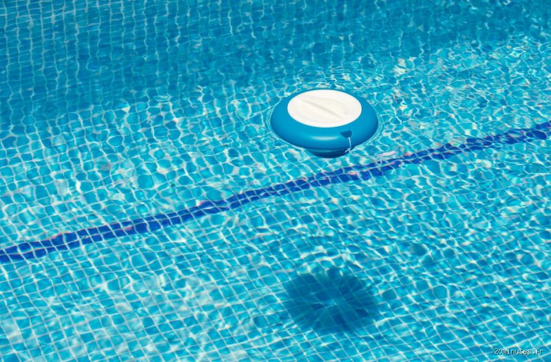 Quand peut-on se baigner après avoir mis du chlore ? Le guide de survie pour ne pas transformer votre piscine en bouillon irritant