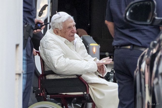 Quelle maladie avait Benoît XVI ? Enquête sur les pathologies réelles du pape émérite derrière le secret du Vatican