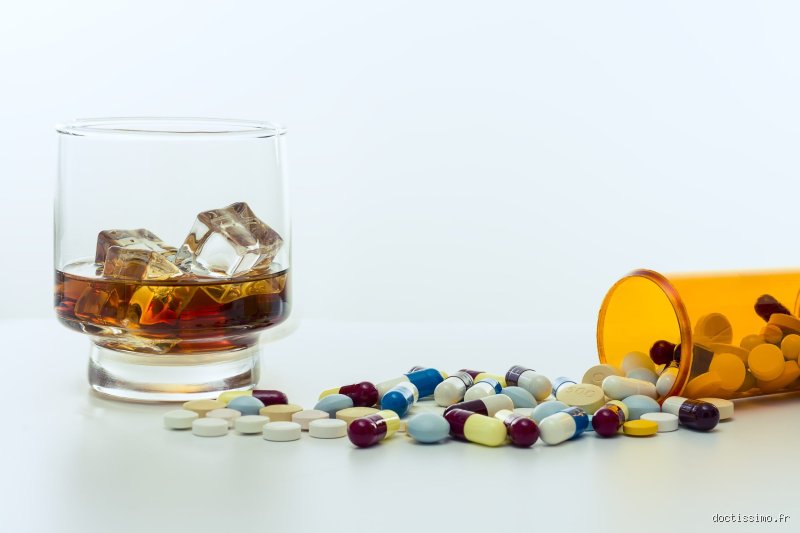 Quels médicaments ne doivent jamais être mélangés ? Le guide noir des interactions chimiques dans votre armoire à pharmacie