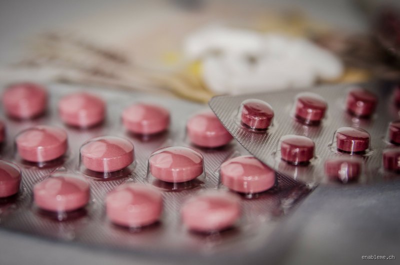 Quels médicaments peuvent déclencher une dépression ? Enquête sur ces molécules prescrites qui broient parfois le noir
