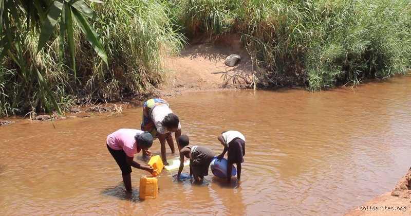 Quels sont les symptômes d'une maladie transmise par l'eau et comment réagir face à l'invisible ?