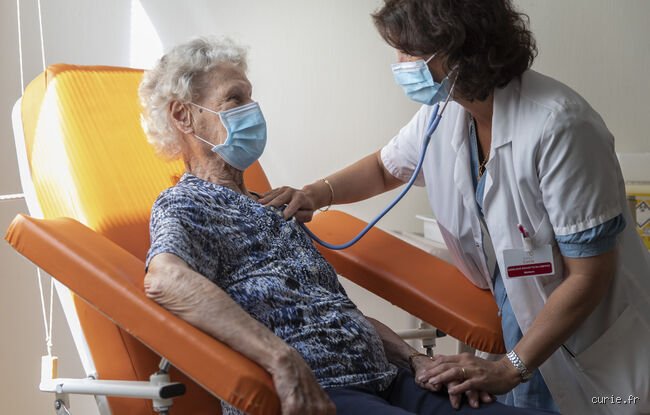 Une personne de 85 ans peut-elle survivre à une chimiothérapie ? Réalités médicales et limites du corps octogénaire