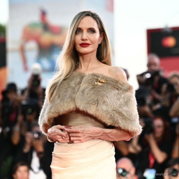 Why are Angelina Jolie's veins so prominent? Décryptage d'un phénomène esthétique qui fascine et dérange Hollywood