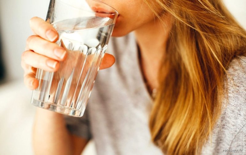Pourquoi boire de l'eau cristalline est-il devenu un vrai sujet de santé ?