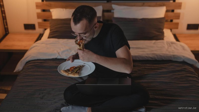 Pourquoi est-ce une mauvaise idée de manger tard le soir ? Mon avis honnête