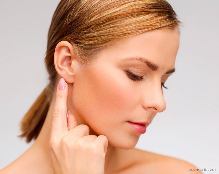 Qu'est-ce qui abîme les oreilles ? Découvrez les causes et les solutions