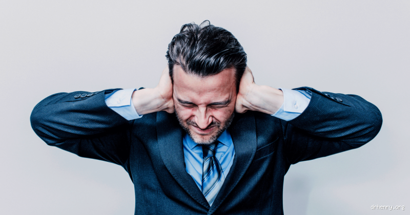 Est-ce grave d'entendre des voix ? Comprendre les causes et conséquences