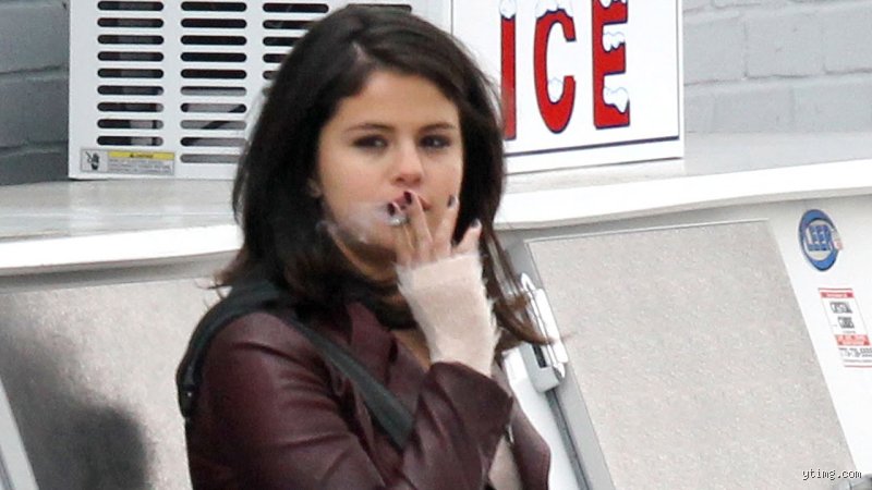 Is Selena Gomez still a smoker ? Enquête sur les habitudes tabagiques de la star en 2026